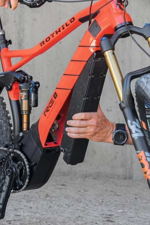   The new battery delivers 660 Wh and is hidden in the U-shaped down tube.