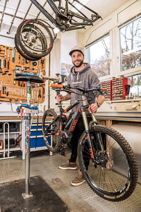   Profi-Biker Andi Wittmann zeigt, wie man in der Werkstatt einfach und schnell sein EMTB wieder in Form bringt.