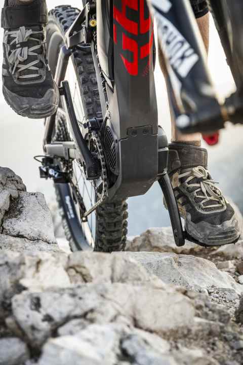   Nur das Tretlager tief nach unten zu ziehen provoziert gefährliche Kurbelaufsetzer. Vor allem, wenn man technisch bergauf pedaliert, machen die 155 mm langen Kurbeln Sinn. So kommt man leider Stufen hinauf ohne aufzusetzen.