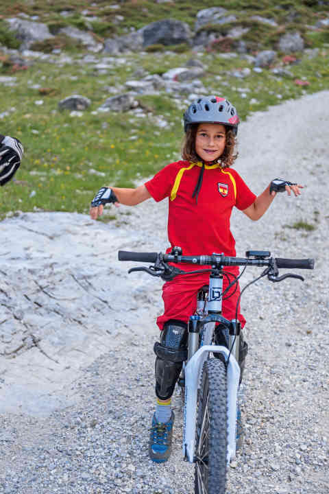 Ben-E-Bike Twentyfour E-Power Air: Nino shakes his hands briefly. The powerful MT5 on the Ben-E-Bike is great, but the levers are not optimised for children's hands.