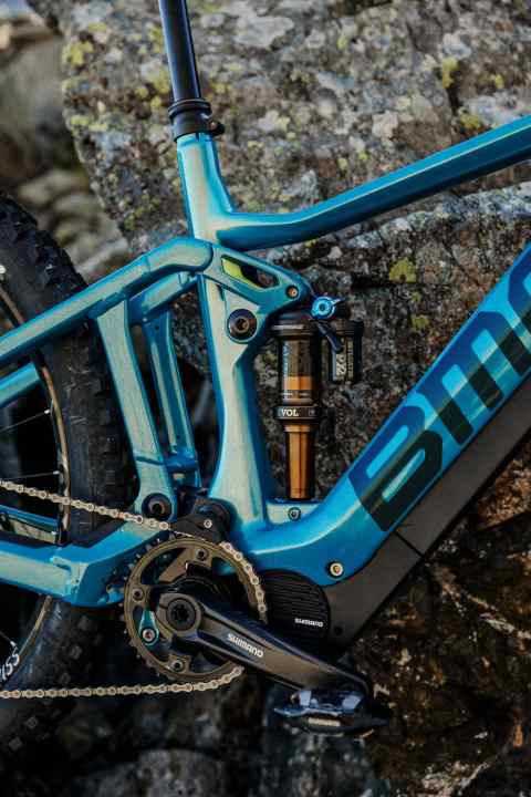   Der Hinterbau am BMC Trailfox AMP SX quetscht 150 Millimeter Federweg aus dem Fox-Federbein.