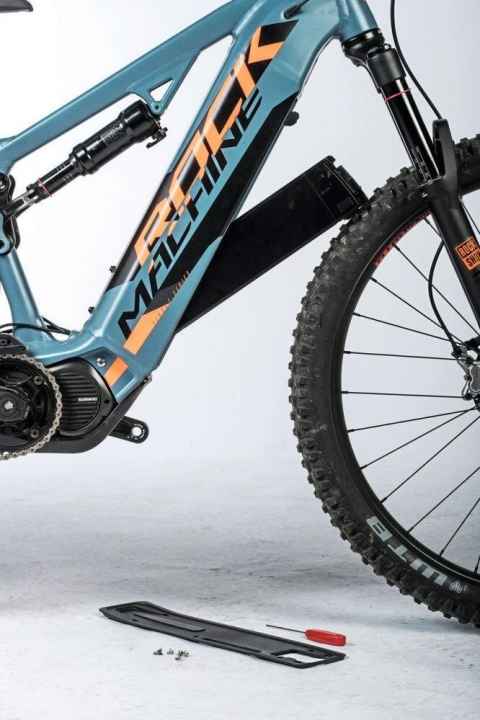   Aufgeräumter kommen vollintegrierte Akkus daher. Sie verlangen massiven Materialeinsatz, um den Bauraum für die Einheit zu schaffen. Außerdem sind sie länger und bringen mehr Gewicht Richtung Front. Schön, aber kein Leistungsgewinn.