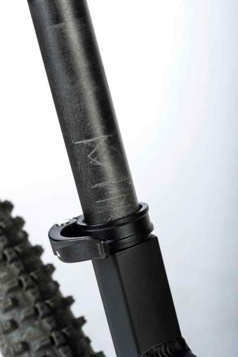   Annoying: Once the seatpost is adjusted, there are already big scratches in the aluminium. Badly worn seat tubes should actually be a thing of the past. Unfortunately not on the test bikes from KTM and Univega.