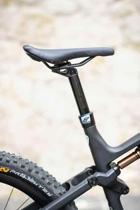   Full integration: The Eightpins dropper post merges with the seat tube to form a functional unit with a particularly long stroke.