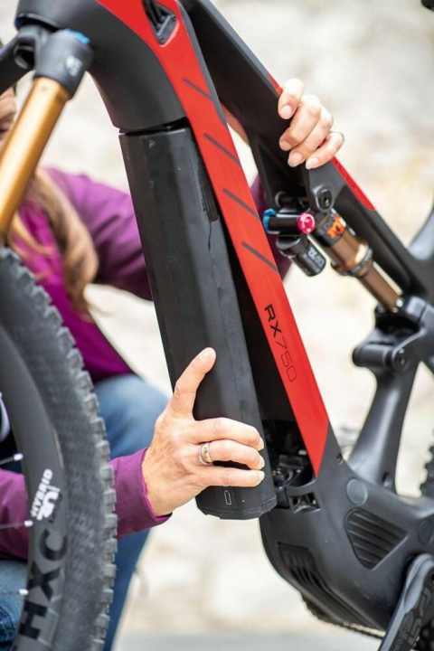   The 750 Wh battery of the Rotwild RX 750 can be removed from the bottom of the down tube. Neither a spanner nor tools are required for this.