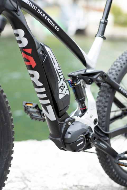   Teilintegration: Der externe Akku von Shimano schmiegt sich ans Unterrohr.