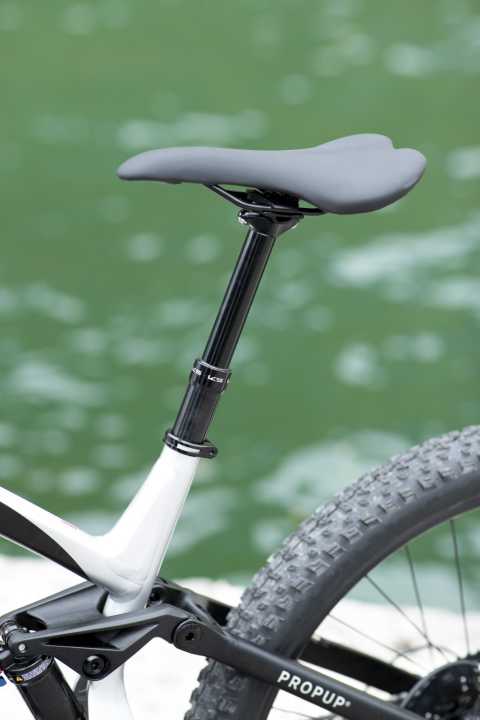   Variable: Adjustable seatpost from Kindshock with 150 millimetre stroke.