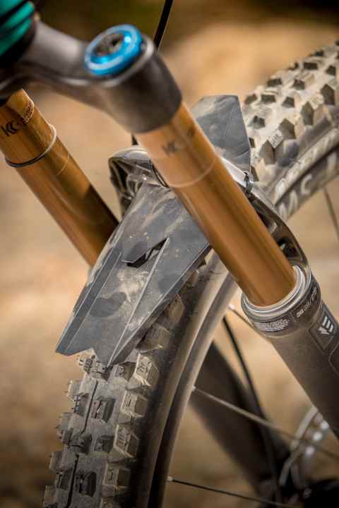   Das eOne-Sixty kommt ab Werk mit Mudguard an Vorder- und Hinterrad. Die Mini-Schutzbleche sind simpel mit Kabelbinder befestigt und wirken nicht übermäßig robust und wertig. Während unserer Testfahrten verrichteten sie allerdings unauffällig ihren Dienst.