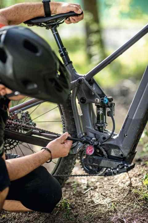 Determining the maximum suspension travel: It is best to release the air with a shock pump and compress the rear triangle.