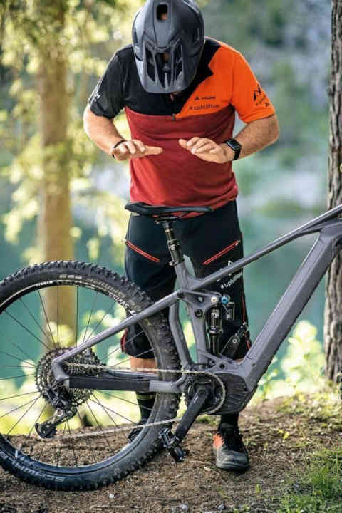   Checking the rear suspension: Is the rebound damping optimally adjusted?