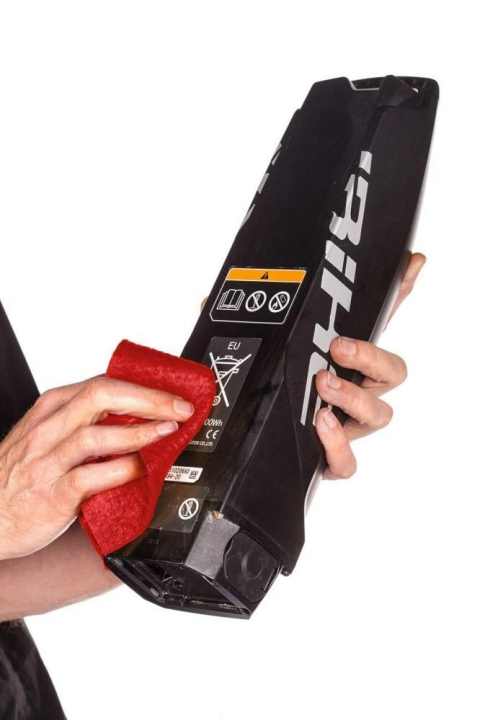   Cleaning the battery with a damp cloth