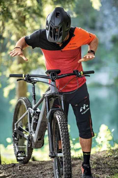   Push the fork down and let it rebound. If the rebound damping is set correctly, the front wheel should not lift off the ground when rebounding.