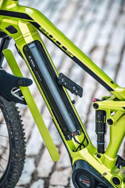   Einzigartig am Bulls Sonic: Der Powertube-Akku steckt unter einer Abdeckkappe, die mittels Drehmechanismus am Flaschenhalter nach oben abgenommen werden kann. Die Akku-Entnahme klappt problemlos.