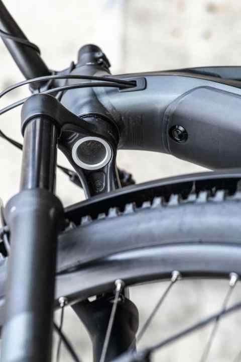   Open steerer tube: If the steerer tube is accessible from below, mudguard mounts with a clamping cone can be attached to forks with a 1 1/8 or 1.5 inch diameter. The cone is clamped once in the steerer tube and the mudguard is clicked onto it as required.