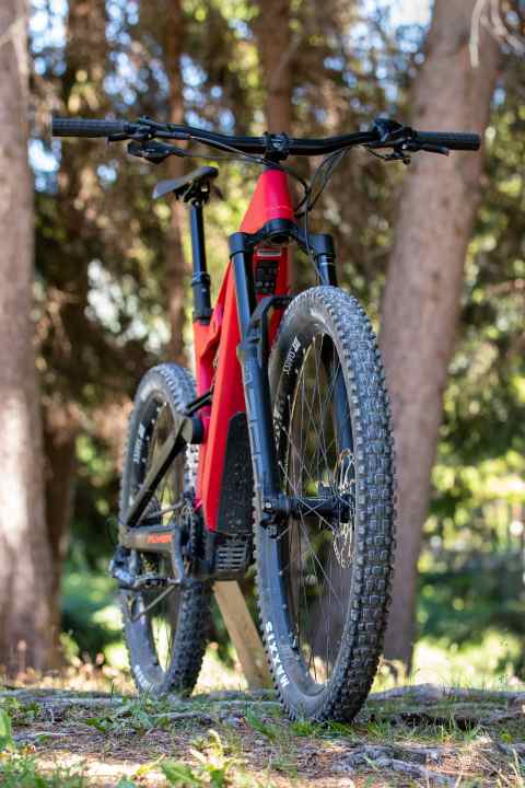   At 780 millimetres, the handlebars are almost narrow for an E-Enduro, but this also has advantages on the climbs. Thanks to the long and massive 170 mm fork and super-soft Maxxis MaxxGrip tyres, the bike reliably stays on track anyway.