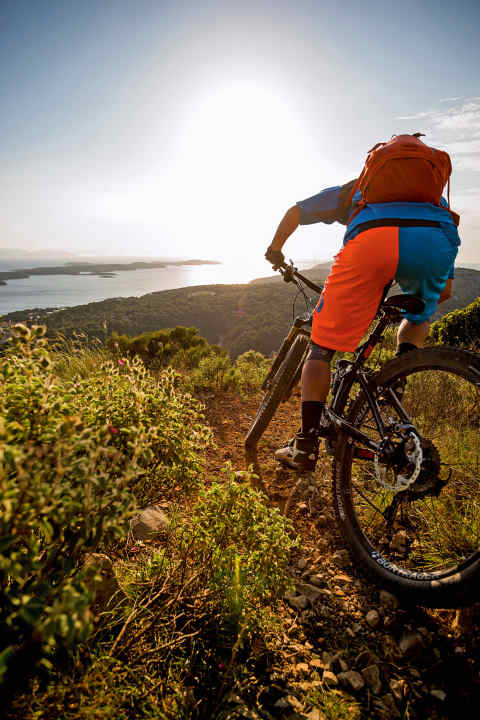   Just a six-hour drive from Munich lies the koati island paradise in the Adriatic Sea. There are only a few metres in altitude - but fine trails and plenty of sea views.