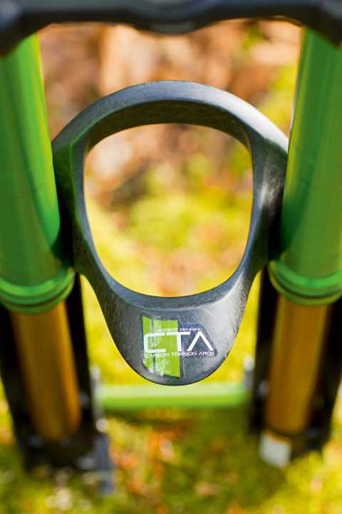   Kohlenfaserverkleidung: Die wuchtige Carbon-Brücke soll laut DVO 50 Prozent mehr Verdrehsteifigkeit liefern – unser Labor-Prüfstand stellte allerdings gerade mal 5 Prozent fest. 