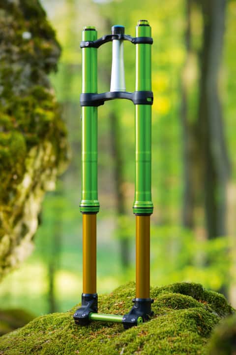   Naked Look: Ohne Carbon-Schutz sehen die Standrohre nackt aus. In ihnen stecken die Dämpfungskartuschen mit offenem Ölbad und "Bottom Loader"-Druckstufen-Einheit. Laut DVO kann man die "Emerald" auch ohne Carbon-Brücke fahren – das spart fast 400 Gramm.