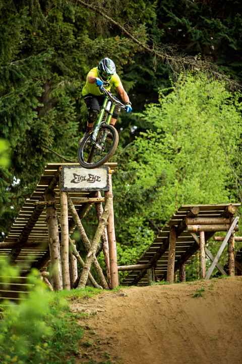   "Mummmpfff" – mit der DVO freut man sich auf jedes Ein­federn. Die wuchtigen Rohre in Motocross-Optik und vor allem der hohe Federungskomfort erzeugen ein Drachentöter-Selbstvertrauen. Was soll da bitte noch schiefgehen?