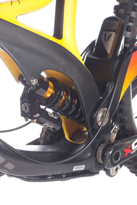   Comfort miracle: The 300 series spring was too soft for us (75 kilos), we swapped it for a 400 series and were delighted with the comfortable, active suspension. The handling of the Cane Creek is still fiddly.