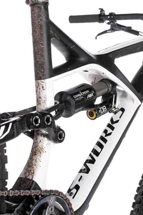   DH technology: With its fat CaneCreek shock, the Specialized is a class above the competition in terms of its ability to absorb shocks. And you can feel it when things get fast and rough. The shock is more potent than any other air shock in the test field.
