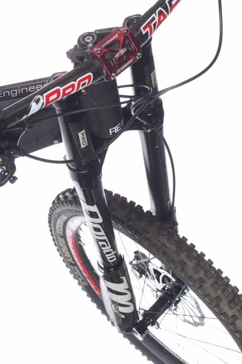   Arbeitsverweigerer: Leider schickte Reichmann sein Bike mit einer schlecht funktionierenden Manitou "Dorado" in den Test. Unser Mechaniker vermutet ausgeschlagene Buchsen. Wir tauschten sie gegen eine RockShox "WC".