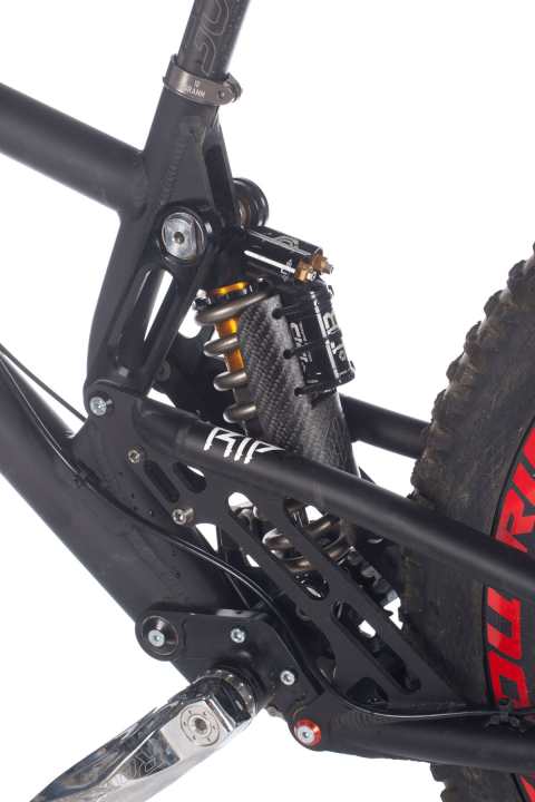   A matter of taste: The CaneCreek shock is located in a milled rear triangle. The suspension travel can be extended from 203 to 218 millimetres using a flip chip. We rode the 203 mm setting recommended by the manufacturer Reichmann.