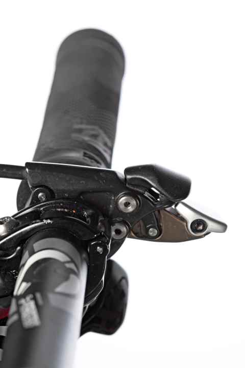   Kontrollhebel: Die Fernbedienung ist ein ideales Feature an so einem Racebike. Auf Knopfdruck wird der Hinterbau für Zwischensprints gestrafft. Beim Rocky Mountain Altitude war der Hebel aber generell nötig, um starkes Wippen zu unterbinden.