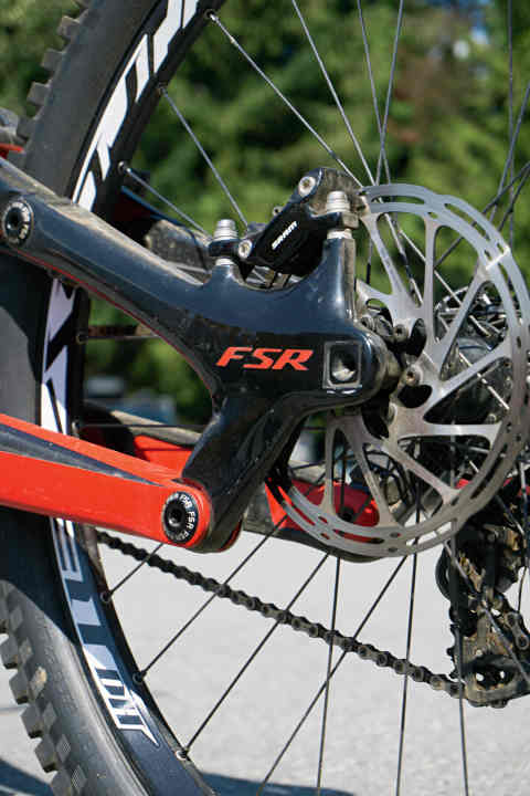   Specialized Demo S-Works 8 2015: Alles Carbon – Das Topmodell des "Demo" ist komplett aus der schwarzen Faser geschneidert. Die Vierkant-Achse soll das 135-Millimeter-Heck versteifen.