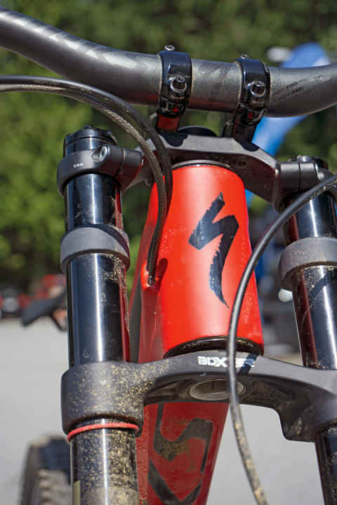   Specialized Demo S-Works 8 2015: Kein Kabelsalat, kein Geschepper: Die Züge sind elegant innen verlegt, damit nix rappelt und zappelt.