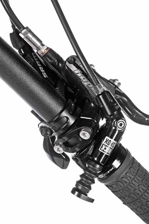   Conflict on the handlebars of the Cotic BFE: We really liked the ergonomics of the Hope brake levers. Unfortunately, the "Reverb" seatpost button cannot be optimally aligned next to the Hope lever clamps.