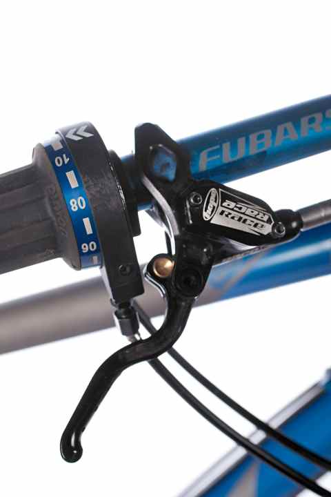   Twisting worm on the handlebars of the Nicolai Argon: twist grips are not everyone's cup of tea. The Pinion ones are at least a little less annoying than the SRAM ones. However, the difficult gear changes are annoying.