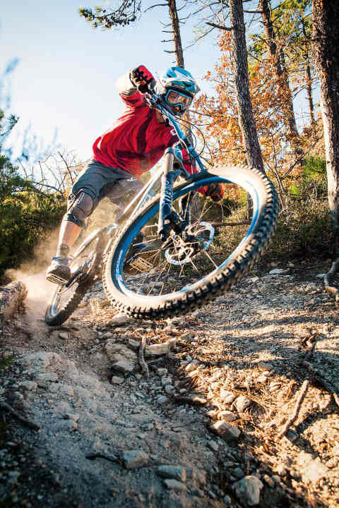   Race-Kiste: Das Radon "Swoop" kann seine Abstammung vom Downhiller kaum verbergen. Bei Highspeed und in langgezogenen Kurven  ist der blauschwarze Brummer ein sehr angenehmer Begleiter.
