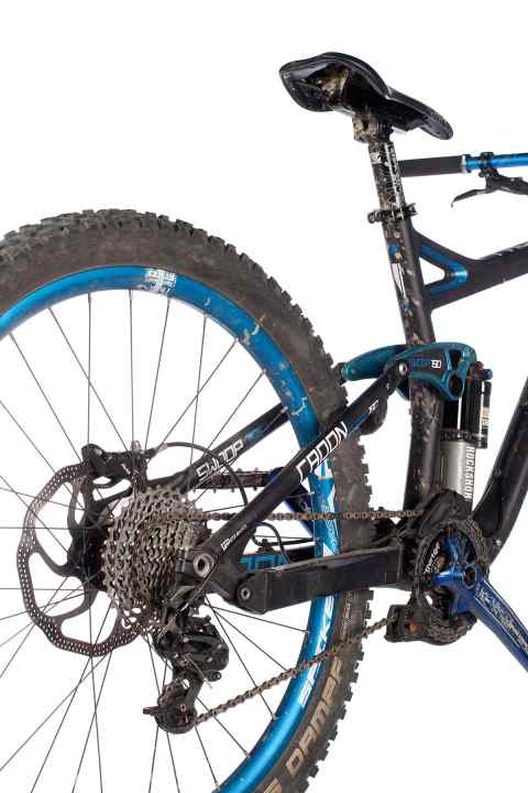   Gelungene Kinematik: Was der große Bruder kann, kann der kleine schon lange. Der Viergelenker des Radon Swoop arbeitet satt und mit 1A-Bodenhaftung wie im Downhiller aus gleichem Haus. Gute Endprogression, stabil im mittleren Hub.  