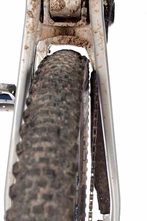   Haarscharf: Beim Rose Soulfire war der Hinterbau schief – an der einen Kettenstrebe schliff der Reifen bei Belastung, an der anderen Kettenstrebe war dagegen fast 1 Zentimeter Platz. Vorserie? Serien­streuung? Auf jeden Fall nicht optimal.