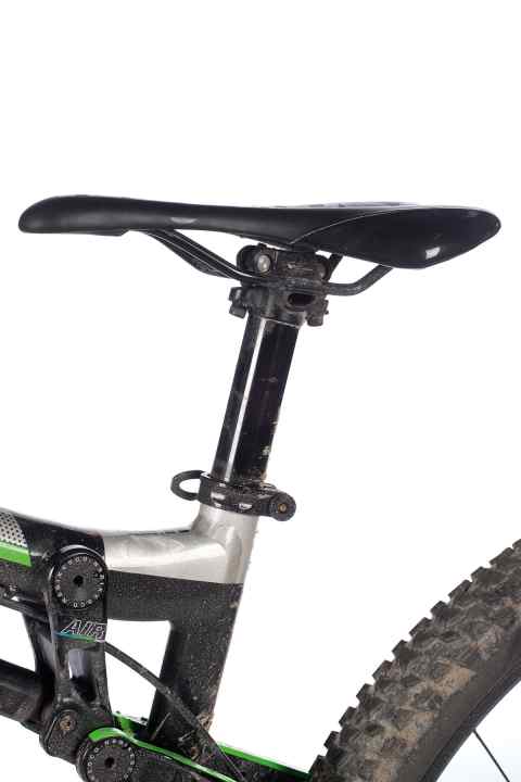   Keine Teleskopstütze – sowas hat heute schon fast Seltenheitswert. Für längere Touren ist das grundsätzlich aber kein Problem, denn beim NS lässt sich die Stütze weit rausziehen und versenken. 