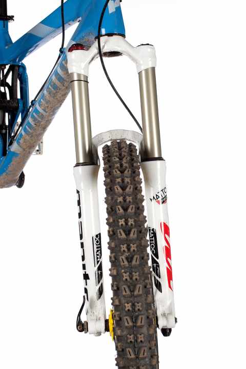  Racefeile: Die Manitou "Mattoc" passt in unseren Augen nicht wirklich gut zum "Spindrift". Entweder federt sie straff und hoch im Hub, oder soft, aber mit bauchiger Kennlinie. Beides suboptimal.