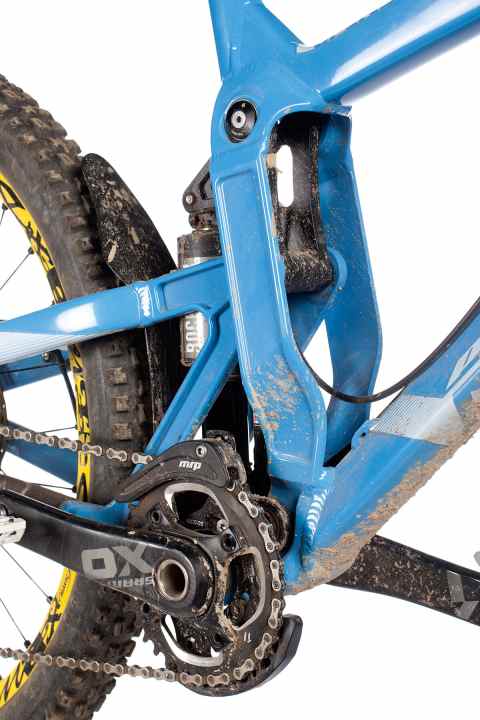   Cuckoo, where am I? Propain has stuck with the complex kinematics for years. With the familiar problems: In the low geometry position, the damper adjustment knobs are difficult to access.