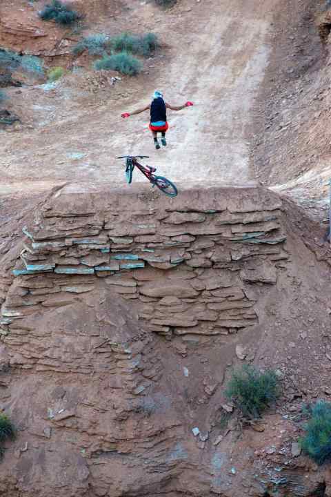   Why do pros react more consciously when they fall? We try to find out in the crash report in the new FREERIDE.