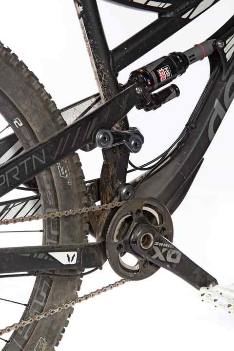   Despite its impressive weight, the Devinci "Spartan" develops a lot of propulsion with its bob-neutral rear triangle. The fork can be lowered comfortably for longer pedalling sections.