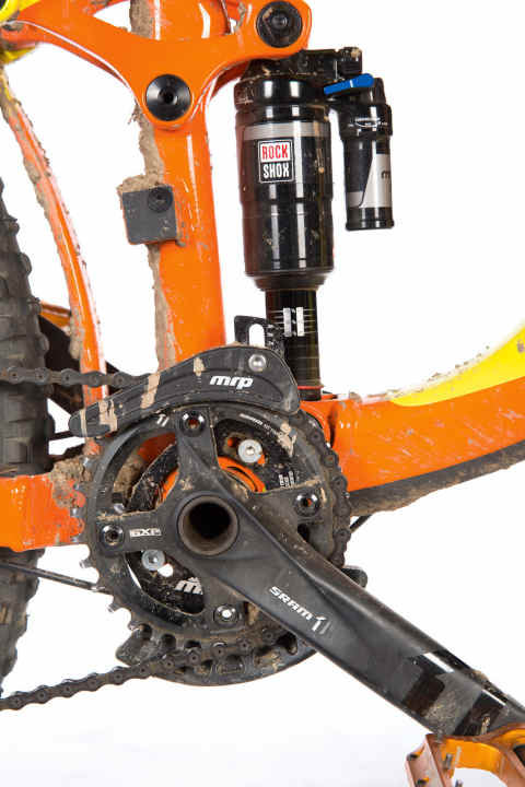   Nothing left to chance: Giant reinforced the single chainring with a massive MRP chain guide - and there are hardly any problems with 1x11 even without a guide.