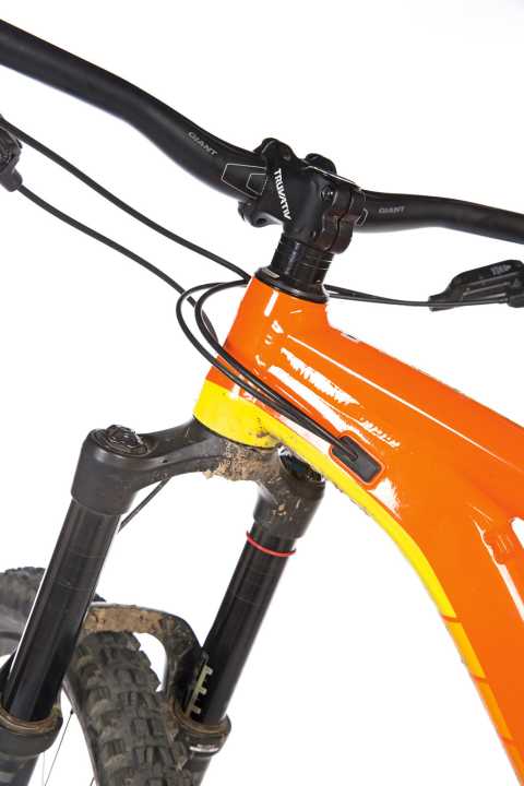   Striking front end on the Giant Reign: the top tube and down tube run fused together for a long time from the head tube until the down tube branches off. We were happy to leave the spacers under the stem with the already flat front.