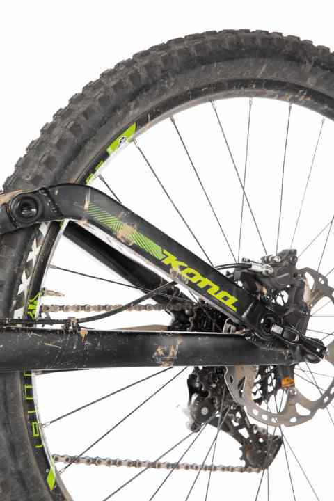   Motocross look: The powerful swingarm looks good on the Kona. The kinematics are successful - the suspension travel is well utilised and even with the compression damping open, the shock hardly bobs at all.