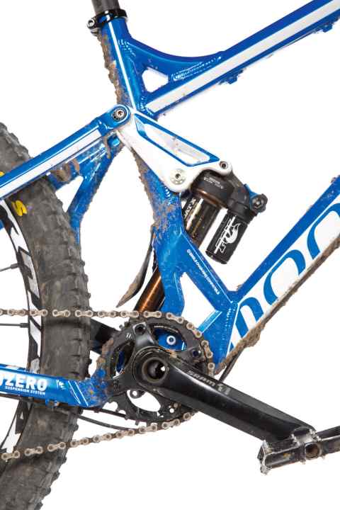   Den schwimmend aufgehängten Dämpfer schützt Mondraker mit einem Plastikstreifen. Die Druckstufe muss man nicht aktivieren, der Hinterbau wippt selbst im Wiegetritt kaum.