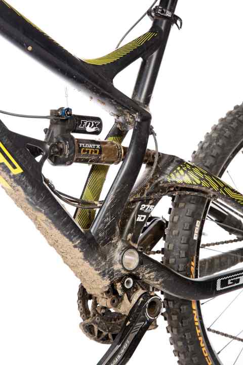   Der 165-Millimeter-Hinterbau des GT Sanction erwies sich als antrittstark und wippneutral. Wegen der langen Kettenstreben braucht man jedoch sehr viel Armzug, um das Bike aufs Hinterrad zu ziehen.