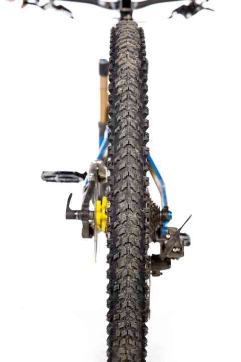   Race-Einfluss: Rose stattet sein Top-Modell des "Uncle Jimbo" mit den Mavic "Crossmax"-Komplettlaufrädern aus. Der schmale Hinterreifen ist wenig profiliert und bei Nässe sehr rutschig.