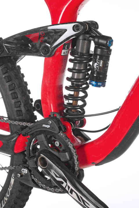   Beruhigungsmittel: Das Trek besitzt einen Hinterbau, der genau das tut, was er tun soll. Er puffert alles ab, beruhigt, entwickelt aber dennoch viel Gegendruck und Popp. 