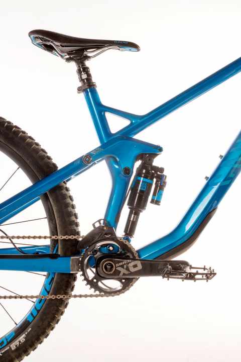   Canyon calls its invention the "Shapeshifter". By pushing the lever on the handlebars and shifting your body, the geometry shifts and the rear travel increases - very good!