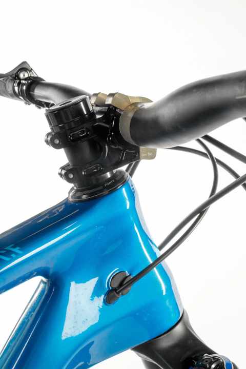   Eye-catcher: The Canyon is as beautiful as a supermodel and styled right down to the hair... er cable pulls. Perfect combination: the stubby stem is an ideal match for the long main frame.