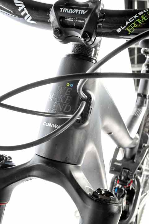  Attention to detail: The internally routed cables on the Conway disappear into a cable port baked into the carbon chassis. Next to it: the manufacturer's unmistakable message.